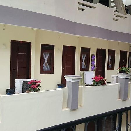 Adel'S Guest House Malang Exterior photo