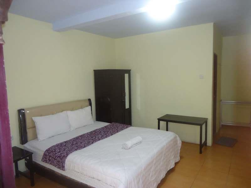 Adel'S Guest House Malang Exterior photo